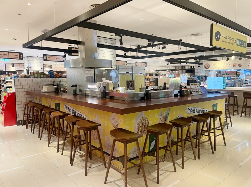 鮮自然攜手旗下雞肉餃子品牌卜卜角打造聯名複合櫃，進駐台北新光三越 A4。圖/鮮自然提供