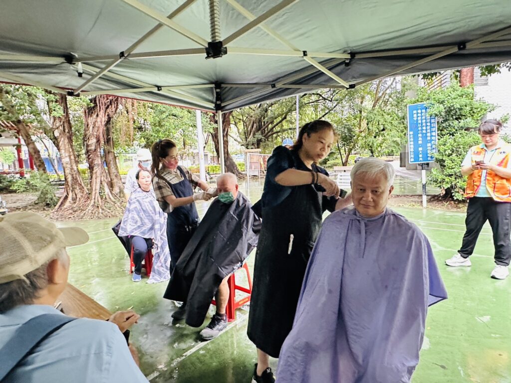 國際獅子會300B2區板橋聯合獅子會關懷重陽　攜手新北議員周勝考為長輩義剪與健康檢測