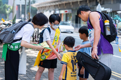 宏利及九所感講夥伴學校的親子義工積極參與活動，邀請市民分享當下感受，並送出各款感受旗紙。