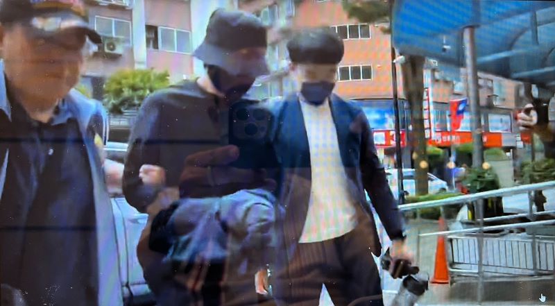 《圖說》涉閃兵案藝人被警方帶回永和分局偵訊。〈取自電視畫面〉