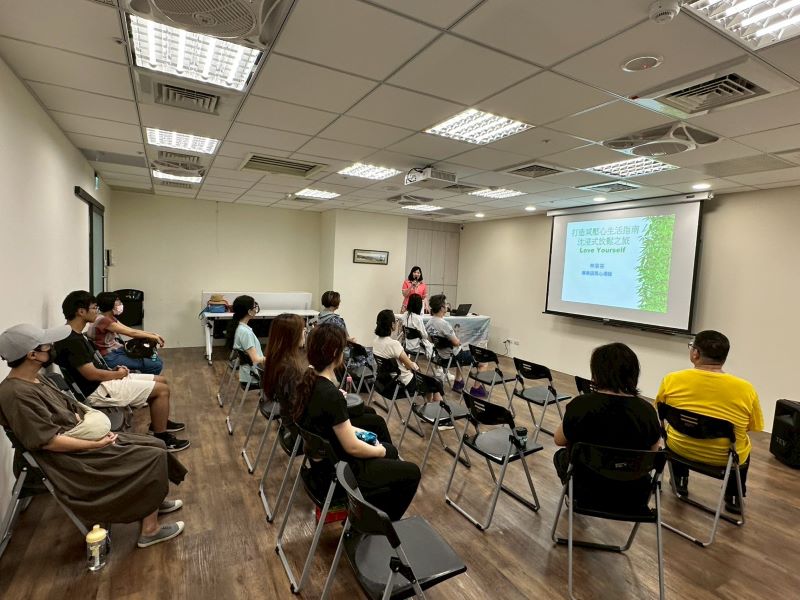 《圖說》114年新北市衛生局心理健康月系列活動「打造減壓心生活指南」，蘆洲場實體活動，體驗沉浸式紓壓課程。