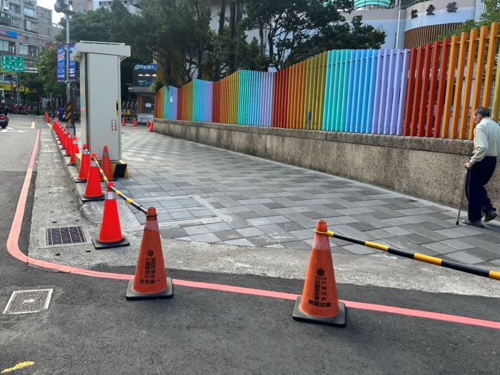 《圖說》滯洪池完成後僅保留必要維修孔，在不影響行人通行下，於地底守護城市安全。〈水利局提供〉