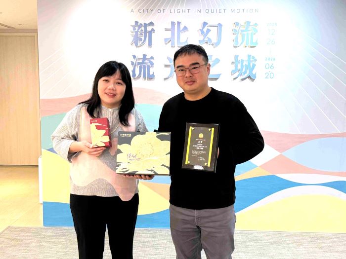 《圖說》三峽區大埔製茶廠第三代陳宣和(右)與姜慧姿(左)夫婦聯手研發「椿月」茶語」，以橙茶與包種茶結合新北市花-山茶花的靈感設計，獲得日本2025世界綠茶大賽「金賞獎」獎項。〈農業局提供〉