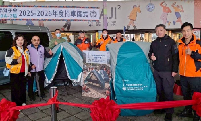 《圖說》捐贈單位合影二。〈消防局提供〉