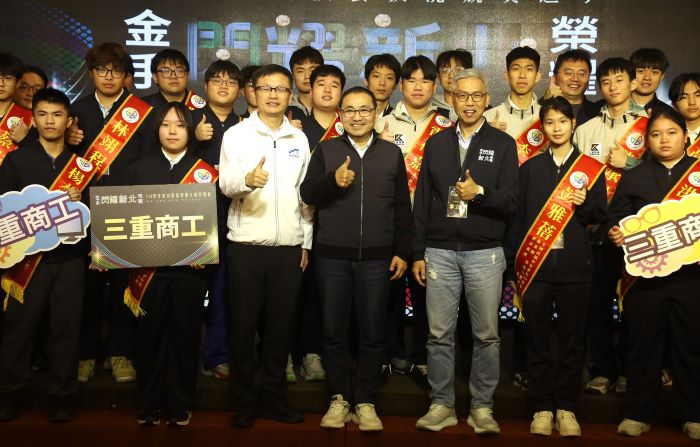 《圖說》技藝及技能得獎學生合影，前排左四教育局長張明文。〈教育局提供〉