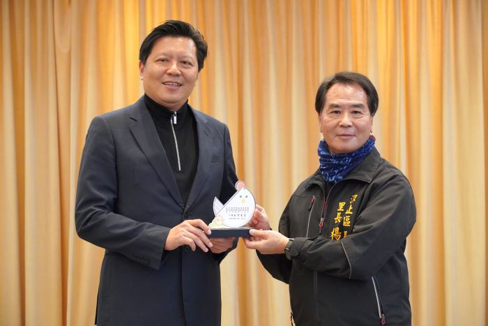 《圖說》汐止區長安里長楊清風，關懷里內弱勢家庭與獨居長者，親自訪視、送上物資不遺餘力，獲得新北市高風險安全網有功人員獎表彰。〈社會局提供〉