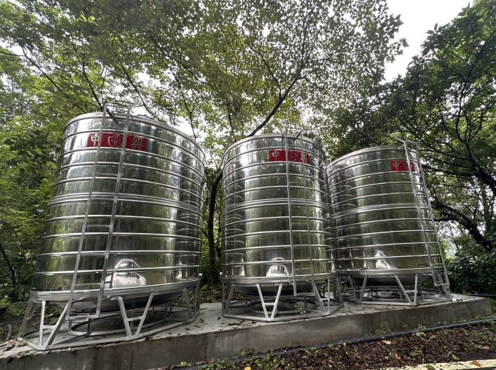 《圖說》忠治里簡水系統新設3座10噸不銹鋼蓄水塔,讓居民用水更穩定。〈水利局提供〉