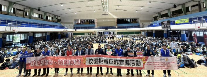 《圖說》土城分局在新北高級工業職業學校舉辦「2026校園守護計畫－識詐反毒雙防線」宣導活動 合影。〈土城分局提供〉