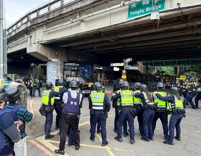 《圖說》永和警局「攔截圍捕演練」封鎖周邊道路，逐步縮小包圍範圍。〈永和分局提供〉