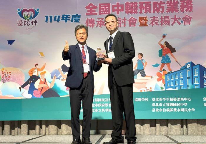 《圖說》彭富源署長頒發績優人員：景新國小陳志昌主任。〈教育局提供〉