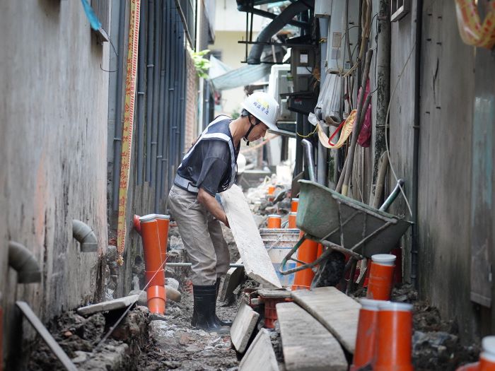 《圖說》施工人員在後巷進行污水用戶接管。〈水利局提供〉