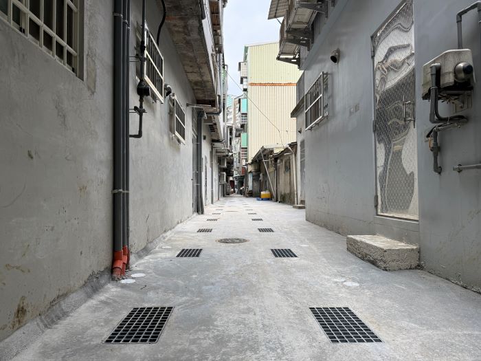 《圖說》後巷完成用戶接管後，變得乾淨寬敞明亮，還可讓民眾通行使用。〈水利局提供〉