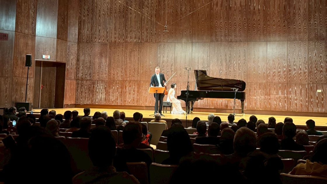 1 月 4 日台北國家兩廳院首演現場座無虛席，政商名流齊聚。黃維明教授（左）與鋼琴家辛幸純教授（右）展現絕佳默契，深情演繹浪漫樂章。