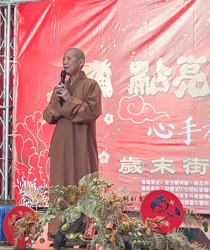 《圖說》元亨寺釋蓮心法師表示，街友圍爐關懷活動已舉辦7年，規模每年擴大。〈社會局提供〉