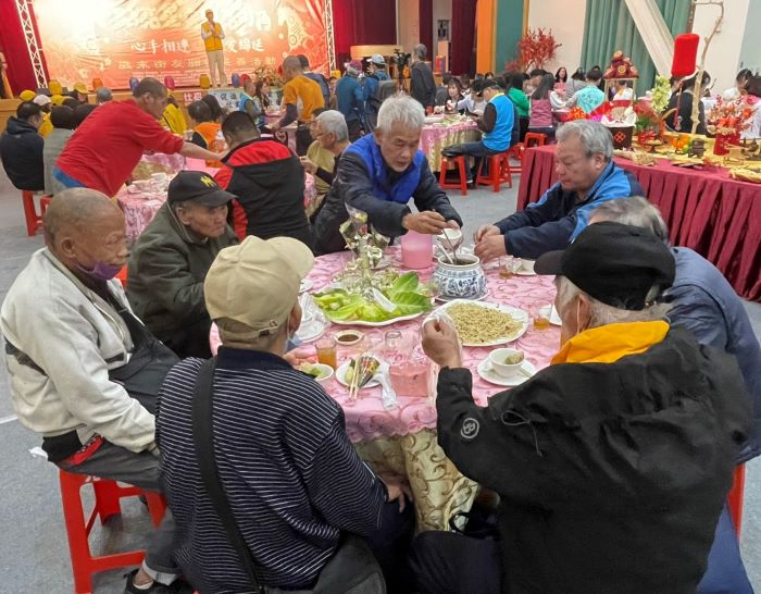 《圖說》新北市善悅關懷協會在新莊區元亨寺台北講堂，舉辦街友圍爐關懷活動。〈社會局提供〉