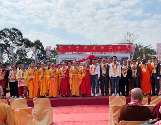 《圖說》覺行寺興建動工典禮，證達上人、縣長鍾東錦、立委邱鎮軍、內政部林振祿司長、李文斌議長等各界佳賓與地方鄉親，近1300人共襄殊勝盛舉。〈覺行寺提供〉