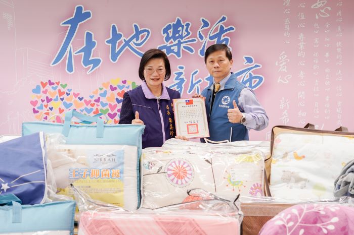 《圖說》社會局長李美珍代表侯友宜市長回贈感謝牌給寢具公會理事長張顥翰。〈社會局提供〉