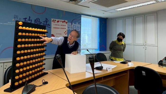 《圖說》新北市114年度財產申報實質審核公開抽籤活動，此次列入抽籤之申報人計有101人，依10%比例抽出11人。〈政風處提供〉