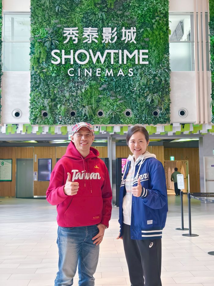 《圖說》新北市議員洪佳君、導演龍男‧以撒克‧凡亞思合影。〈主辦單位提供〉