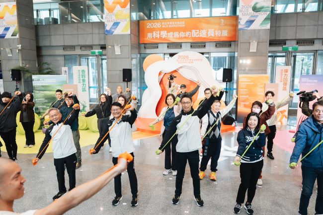 《圖說》今日活動現場由曙光跑班光頭教練李翰暄帶領彈力帶互動體驗。〈體育局提供〉