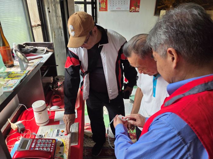 《圖說》林振生處長訪視榮民劉伯伯(中)，並關心其生活近況並實地測試遠距居家照顧系統，功能正常。〈新北榮服處提供〉