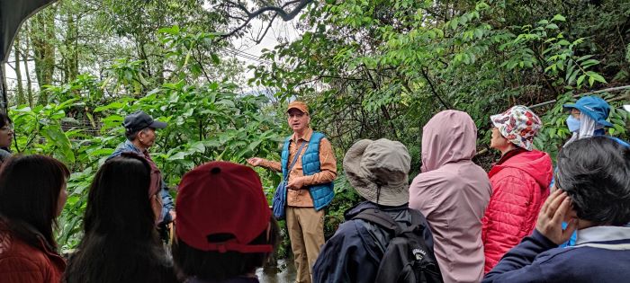 《圖說》專家黃福來深入淺出地講解地形與氣候如何形塑當地的植物分布，並帶領民眾辨識常見的原生種與外來種植物。〈環保局提供〉