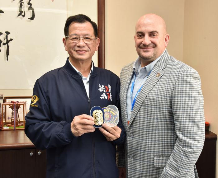 《圖說》雙方互贈紀念品。〈消防局提供〉