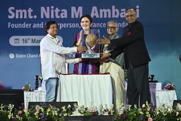 Nita Ambani 從諾貝爾獎得主 Mohan Munasinghe 教授(右)以及 KIIT 與 KISS 創辦人 Achyuta Samanta 博士手中接過 2025 年 KISS 人道主義獎。 Nita Ambani 從諾貝爾獎得主 Mohan Munasinghe 教授(右)以及 KIIT 與 KISS 創辦人 Achyuta Samanta 博士手中接過 2025 年 KISS 人道主義獎。