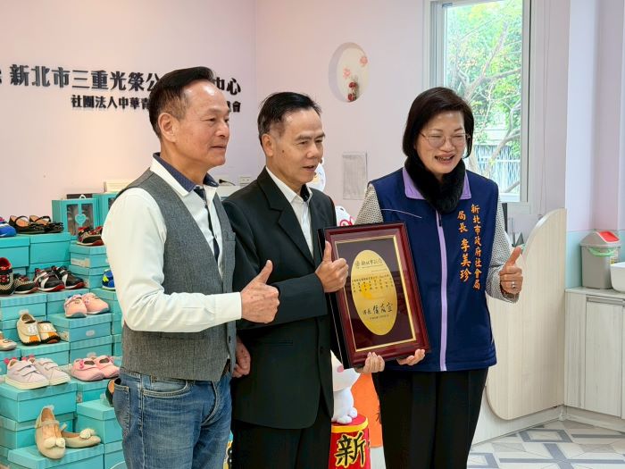 《圖說》社會局長李美珍代表侯友宜市長回贈感謝牌給美萬新企業總經理王秋鴻(中),左為居間媒合的李余典議員。〈社會局提供〉