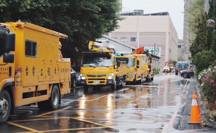 《圖說》台電北西區處針對外力觸碰供電設備好發區域，加派車輛加強巡查。（台電北西區處提供）