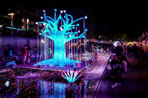 《圖說》中港光雕今晚盛大登場夢幻星河點亮新莊河廊。〈水利局提供〉