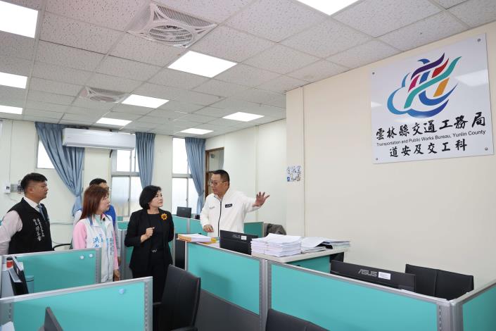 雲林縣交通工務局道安及交工科,目前有11名成員進駐,新單位的成立象徵雲林縣在交通安全推動上邁入新的里程碑,將透過跨局處整合與科學化管理,打造更安全、友善的道路環境