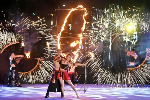 《圖說》今晚開幕由「即將成真火舞團」精彩擔綱以限定作品《馬祥厚運,火耀新北》揭開序幕。〈水利局提供〉