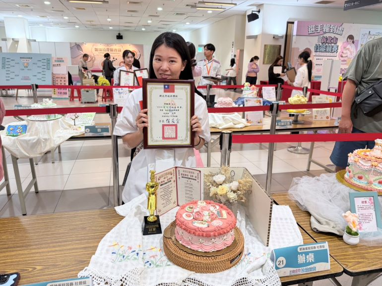 《圖說》奶油蛋糕社會組選手郭懿瑩，以｢辦桌｣為題材，首次參賽便奪得冠軍。〈勞工局提供〉