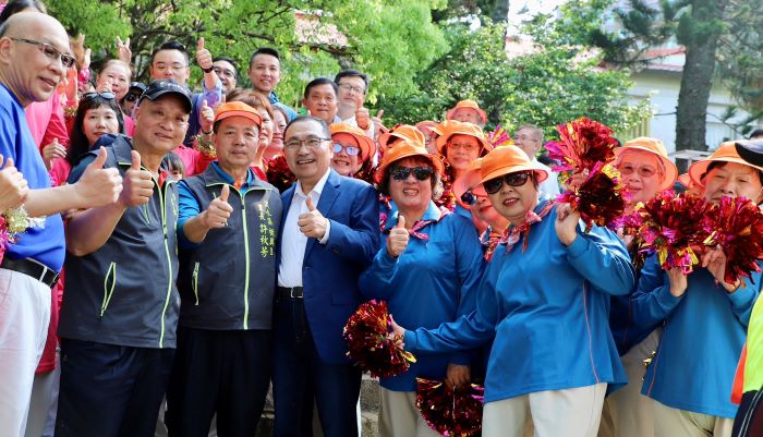 《圖說》新北市淡水區坪頂國小今日舉辦100週年校慶暨社區聯合運動會,以「坪頂風華、百年禮讚」為主題,廣邀歷屆校友與社區民眾齊聚。〈教育局提供〉