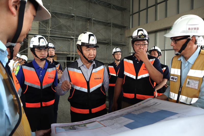 《圖說》工務局長馮兆麟(右三)偕同總工程司楊至中(右四)等人，與廠商討論工程項目與施工進展。〈工務局提供〉