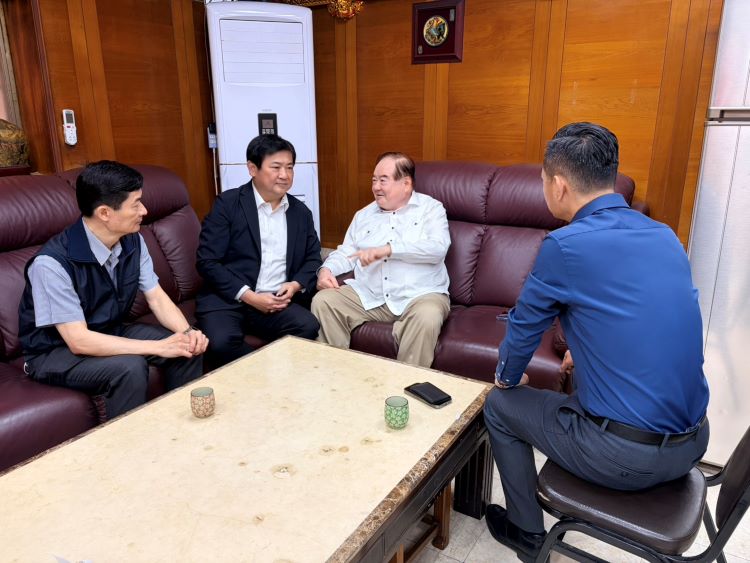 《圖說》新北市警察局副局長林武宏〈左二〉今日上午率刑大副大隊長徐子胤及三重分局副分局長施嘉文等人，前往拜會國民黨李副主席〈右二〉。〈新北市警局提供〉