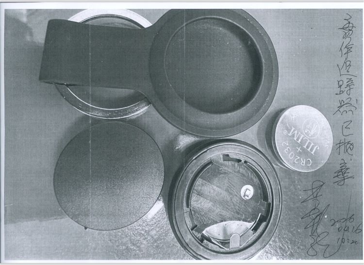 《圖說》遭拋棄追蹤器附圖（實體追蹤器已拋棄）。〈新北市警局提供〉