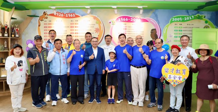 《圖說》「坪頂風華・百年禮讚」校史室,完整記錄學校百年來的辦學軌跡與珍貴記憶,不少校友駐足於老照片前,重溫童年時光,也看見母校一路走來的光榮與傳承。〈教育局提供〉