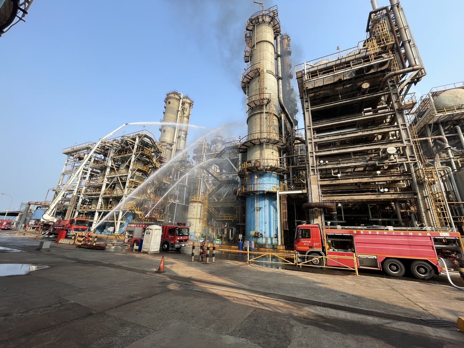 高雄市中油大林煉油廠今（3）日下午發生槽體洩漏燃燒重油火警。