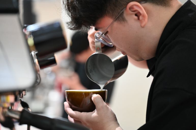 《圖說》咖啡拉花社會組冠軍黃文宏。〈勞工局提供〉