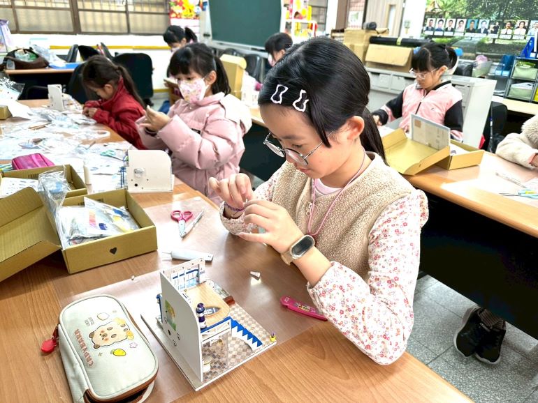 《圖說》Mini時光創造營-孩子親手組裝迷你建築的科學與創意世界。〈教育局提供〉