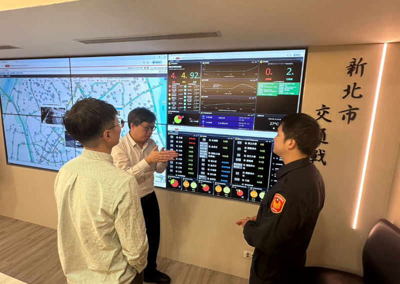 《圖說》板橋警結合市府「交通戰情室2.0」,針對主要幹道進行深度分析,主動辦理交通工程會勘。〈板橋分局提供〉