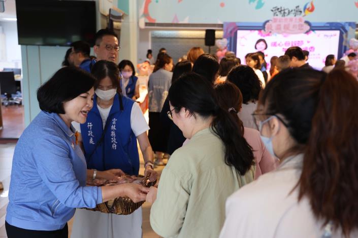張麗善縣長發放精緻餅乾、糖果，邀同仁一起品嚐雲林優質咖啡、果茶，來場母親節午茶時光