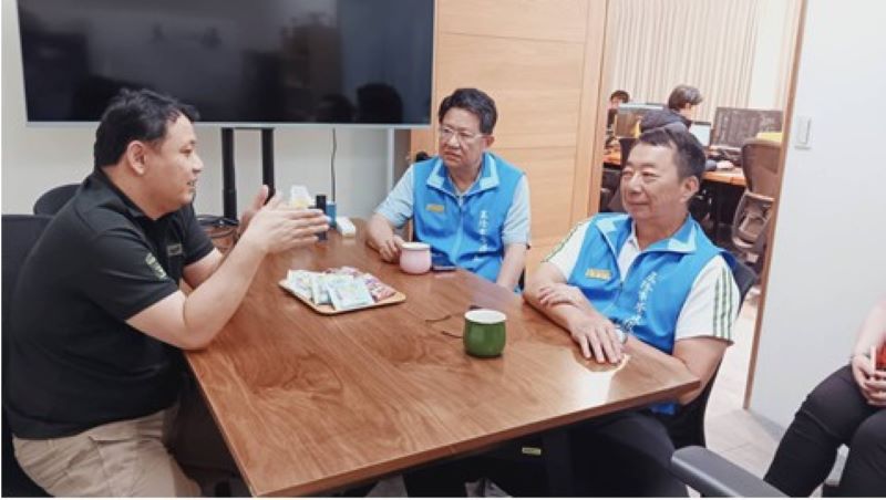 《圖說》基隆市榮服處長方正〈右)、副處長李復鄉〈中〉拜會費曼圖科技公司，盼透過公私協力，共同開拓退除役官兵優質就業機會。〈基隆榮服處提供〉