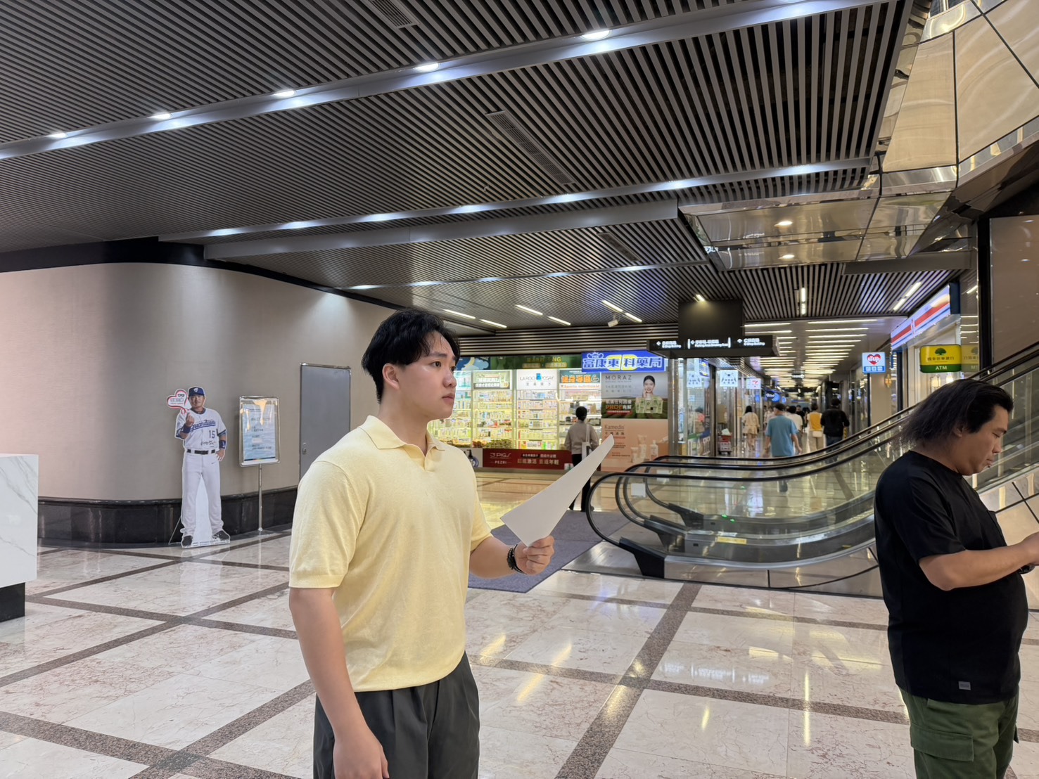 製片程品恆親臨現場勘景，為宏林跨媒體影片製作公司嚴格把關形象影片拍攝細節。