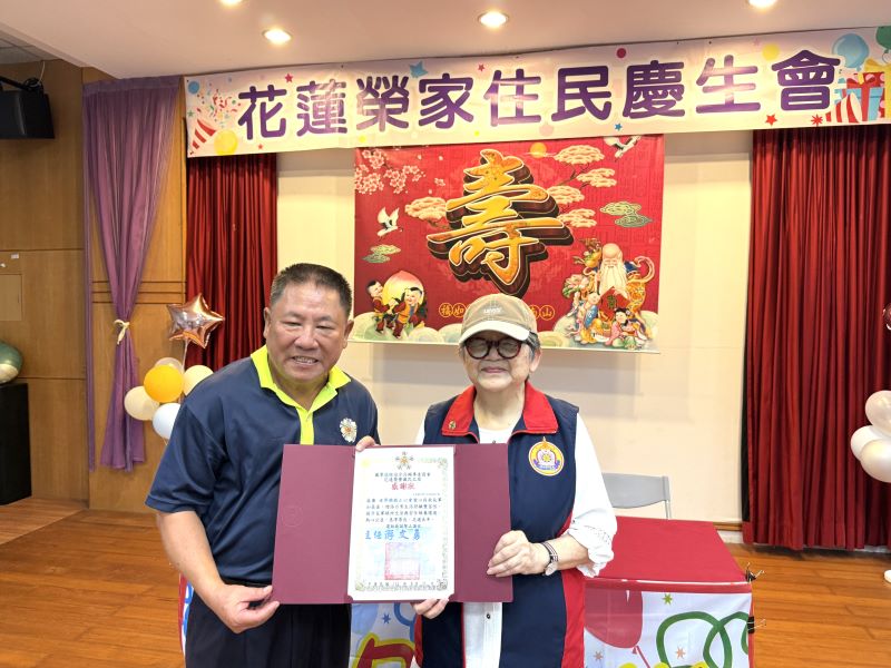 《圖說》世界佛教正心會陳和慧執行長捐贈花蓮縣榮家善款,由家主任游文勇代表接受。〈正心會提供〉