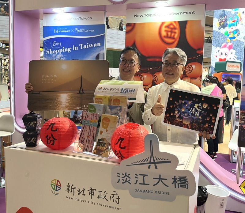 《圖說》駐菲律賓代表處楊登仕公使蒞臨新北展區參訪與楊宗珉局長合影。〈觀旅局提供〉