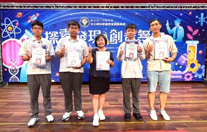 《圖說》陳玉桂與科學展獲獎同學合影。〈金山高中資料照〉