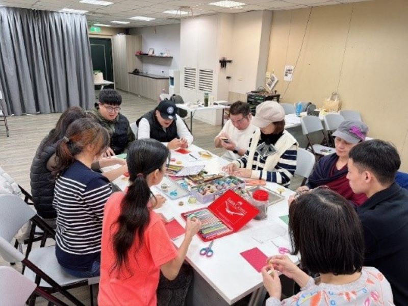 《圖說》芥菜種會「兒童及少年福利機構專業人員–保育輔導人員訓練班」,以實務討論方式引導學員學習解讀孩子行為背後的訊號。〈芥菜種會提供〉